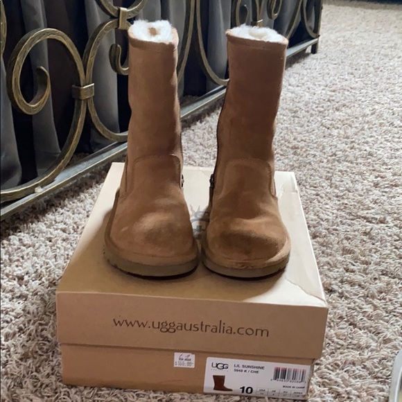UGG GIRLS BOOTS - Picture 1 of 6